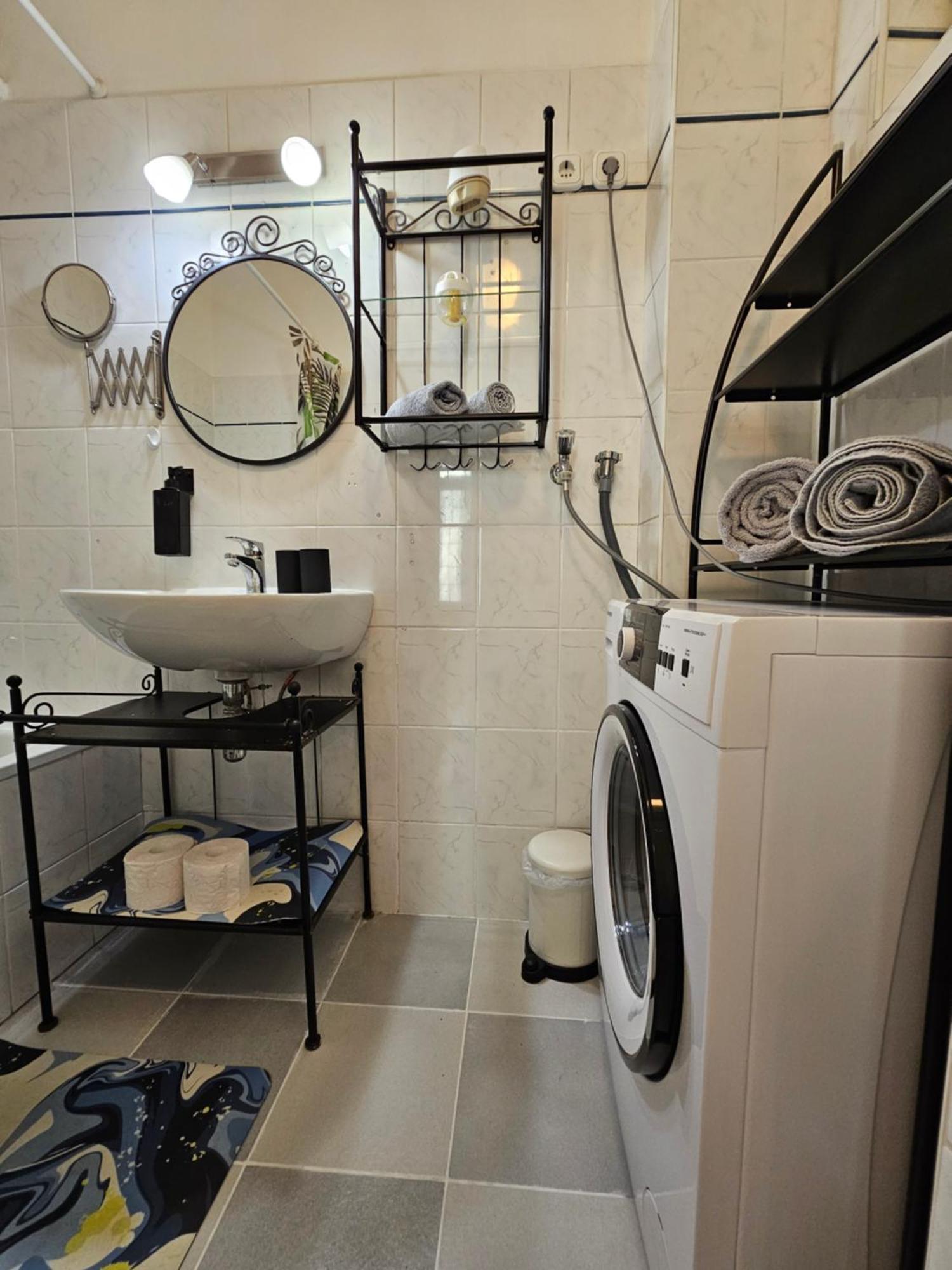 The Greenest Vintage Apartment