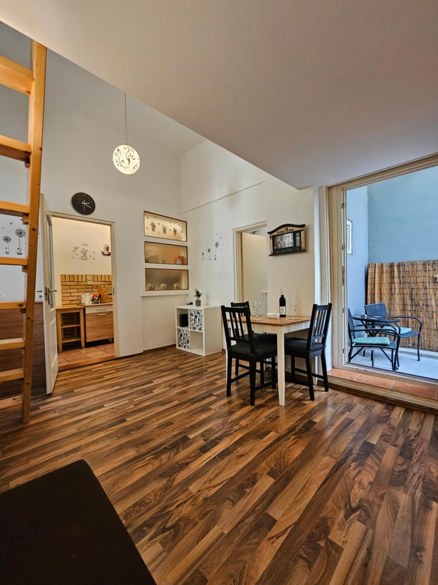The Greenest Vintage Apartment